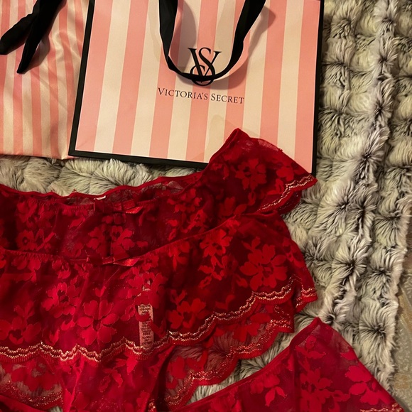 VICTORIA’S SECRET RED PANTIES SIZE XL SET OF 3!! BEAUTIFUL RED & GOLD - Picture 3 of 9
